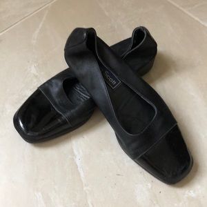 Black leather flat with patent toe